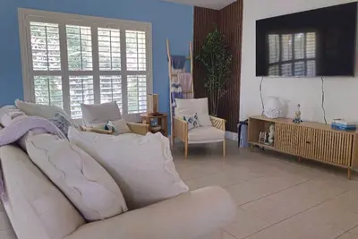 Image de Cozy home in a desirable neighborhood, 3 min drive to gorgeous beaches.