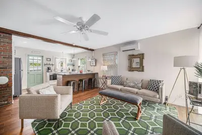 Image de Cozy, Modern 2br/1ba Shem Creek Getaway, Hot Tub!