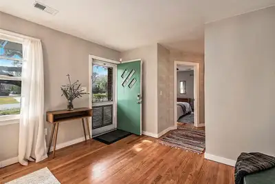 Image de Waylyn Chic~Very Convenient Location, Pool Table!