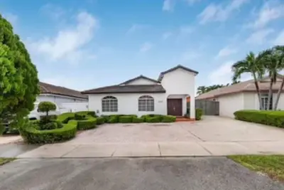 Image de 3 Bedroom 2 Bath with Pool in Miami