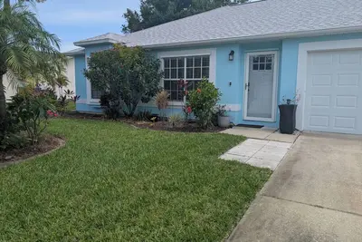 Image de Pool home close to shopping, the river and the beach!