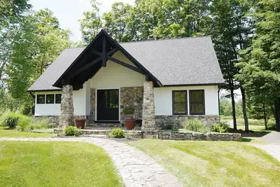 Image de Charming Retreat at Stone Hill Estate – Nature Meets Luxury