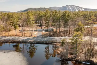 Image de Spacious 5-bedroom house w/ lake access, mountain views & close to ski resorts!
