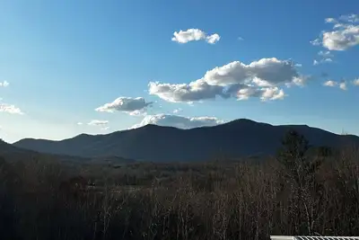 Image de Off the beaten path in Mt Airy, Nc. Mountain View’s on 14 acres. Duplex.