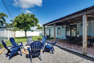 Image de Outdoor Bar & Games: Home w/ Backyard Oasis