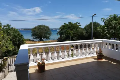 Image de Appartement d'une chambre avec la terrasse et la vue sur le mer Tkon, Pasman (A-6221-b)
