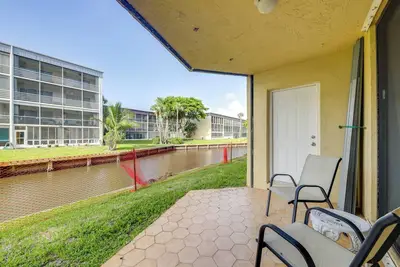 Image de 1 Mi to Lantana Beach: Canal-View Condo w/ Pool