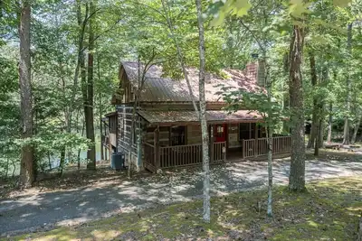 Image de Cabin on the lake! Hot tub, fishing, pool access!