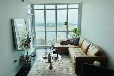 Image de Unbeatable view & location! Modern cozy condo - walk to all hotspots!