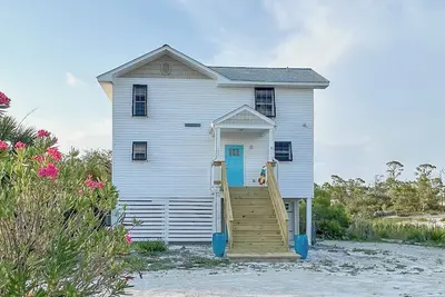 Image de Full Remodeled Home: 4 min walk to the Beach! Pet-Friendly w/ Fenced Yard +Decks