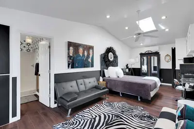 Image de Dreamy, Monochromatic Studio! Close to UofA! Walk to campus/4th ave/downtown!