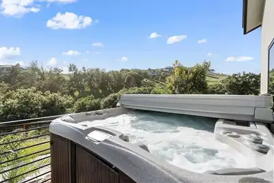 Image de Luxury Meets Wine Country in this modern estate, overlooking the 8th fairway.