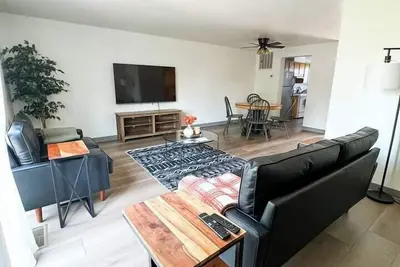 Image de Cozy 3-Bed Home | Patio, W/D, Yard & Parking