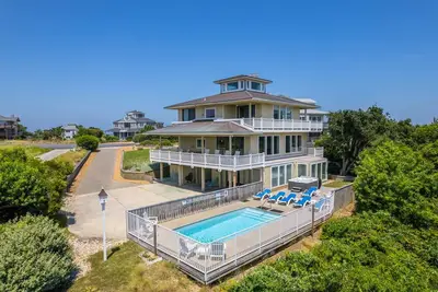 Image de Point of View: Saltwater Pool, Hot Tub, Amazing Ocean and Sound Views