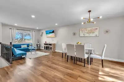 Image de Modern 4bd Home in Lake Hills Pet friendly