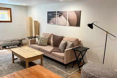 Image de 2 bedrooms apartment with a European Flair in desirable Wallingford.