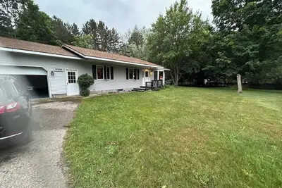 Image de Family friendly 2 br house with lake view, 3 min drive to beach
