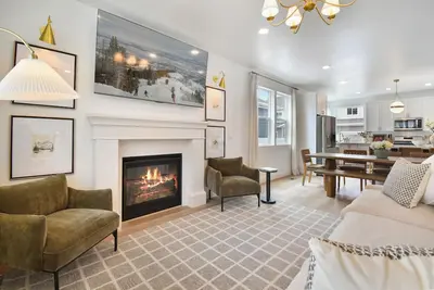 Image de Modern 6br Retreat Near Skiing - Luxe | 85\" Tv, Sleeps 12, Hot Tub