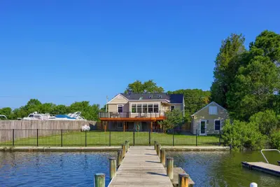 Image de Crab Alley | Waterfront Home + Hot Tub + Game Room