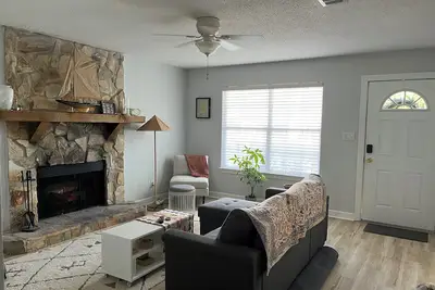 Image de Charming 3-bedroom house in peaceful Pascagoula only a walk to the beach.