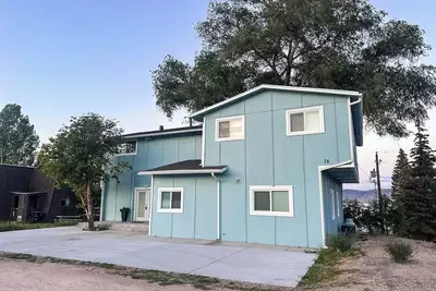 Image de Spacious 6-bedroom house in downtown Garden City. Walk to lake and restaurants!