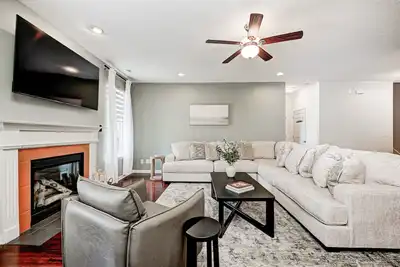 Image de Stylish Comfort in Southeast Indy!