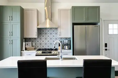 Image de Modern 2-bedroom + den cottage in a prime location