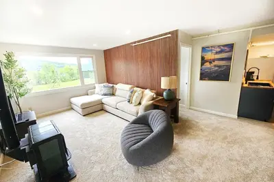 Image de Chic & Cozy Retreat-Updated Condo w/Pool + Views!