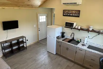 Image de New Cozy Cabin located in Oakland tucked away in a peaceful wooded scene.