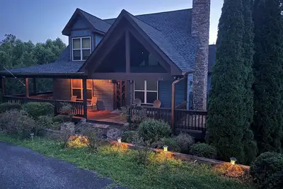 Image de Spacious 4-bedroom house in serene Hiawassee with a Hot tub, WiFi, Ac