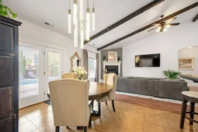 Image de Executive Home with Private Pool