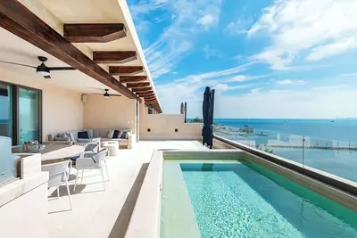 Image de Artila Isla Mujeres: Spacious Beachfront Apt with Private Pool & Terrace