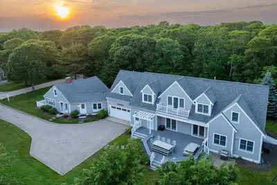 Image de Stay 1 Block from Ocean at 7-Bed Retreat with Yard, Deck and Game Room, Host Up to 22 Across 16 Beds, Gas Fireplace, Gas Grill, Ample Parking, Walk to Menauhant Beach, Perfect for Family Getaway, 24 Hr Hospitality