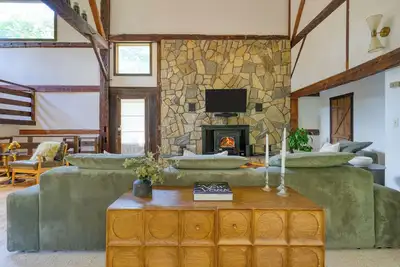 Image de Historic Barn Retreat w/ Pool & Pond Views | Longview Pond Lodge by AvantStay