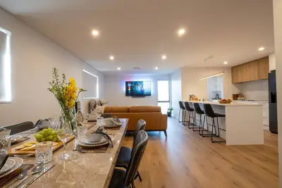 Image de 2 Houses | Games Rooms | Walking distance to shops