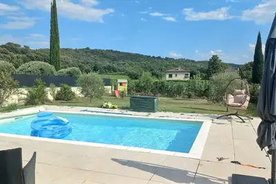 Image de maison calme à la campagne, proche d'une rivière et de cascades