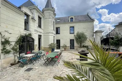 Gîte de Charme à Avoine avec Spa Privé et Jardin