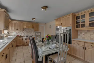 Image de Spacious 6-Bedroom Home | Sleeps 11 | Fast Wi-Fi | Parking | Ideal for Families & Business Groups