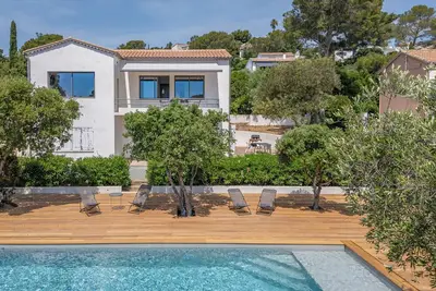 Image de Villa Les Santons – Vue mer, piscine privative et calme à Fréjus