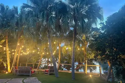 Image de Chic 3br w/ Dock + Hot Tub + Lounge Vibes