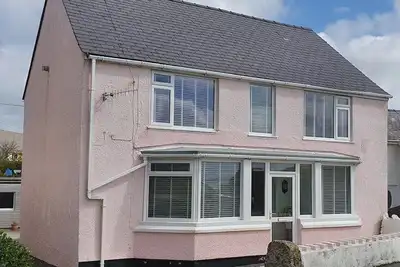 Image de Min y don is a detached house with spectacular sea views, near treaddurbay beach
