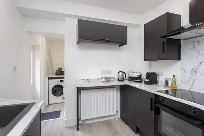 Image de Une maison contemporaine élégante de 3 chambres près de la plage d'Eastney. Idéale pour les familles et les groupes.