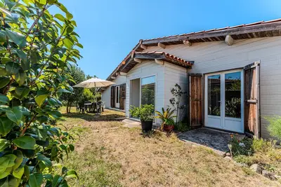 Image de Maison De Vacances Près Du Centre avec piscine partagée et terrasse privée