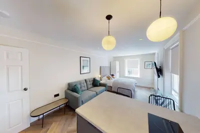 Image de By Cathedral | Kitchen Island | Tv | W/D Access