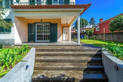 Image de To complete, Angela Holiday House
