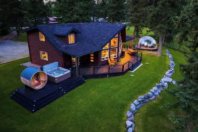 Image de Lux Riverfront Cabin w/ Hot Tub