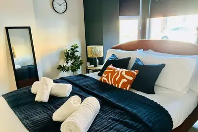 Image de 8 Beds, Sleeps up to 11, Gloucester City Centre