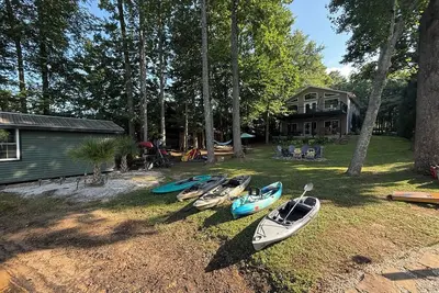 Image de Paddle Cove – Lakefront Retreat with Private Dock, Sleeps 12