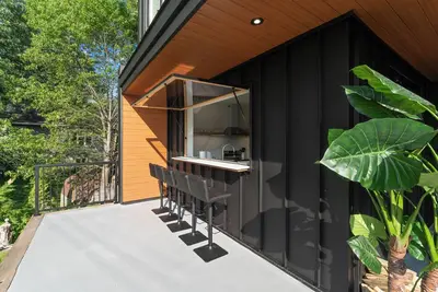 Image de Modern Muskoka River Retreat