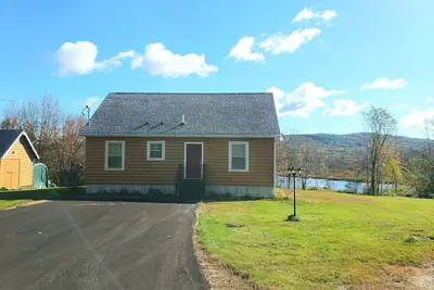 Image de 2-bedroom Home on the shore of Moose Pond, West Paris. Maine with WiFi, Ac